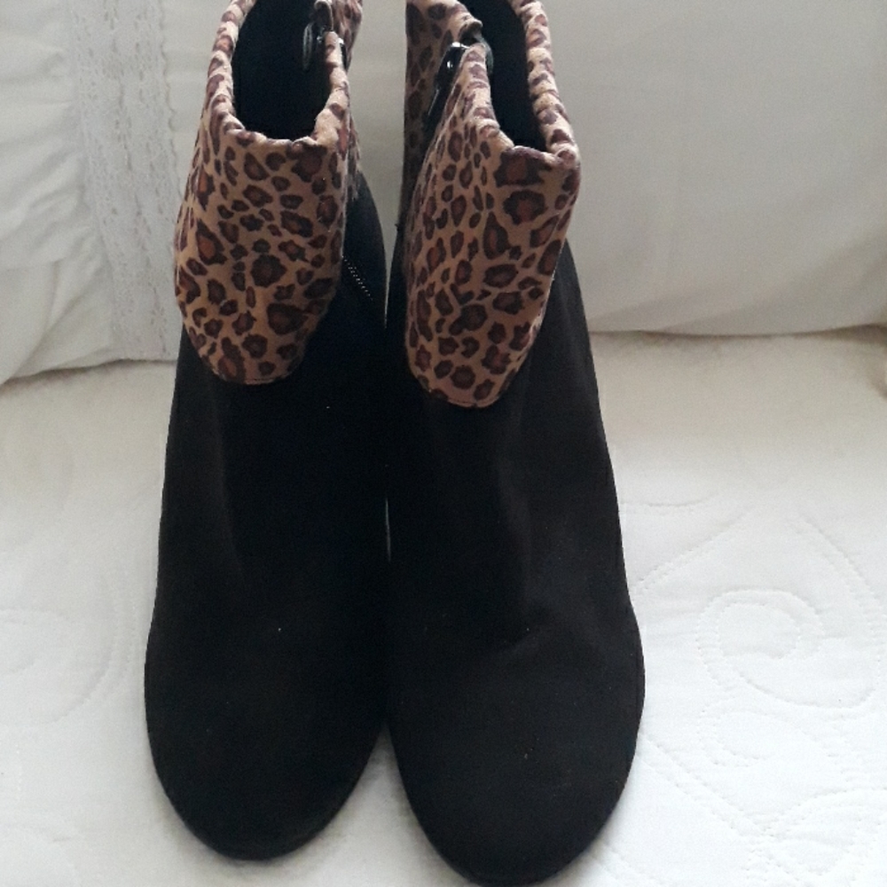 Ankle boots with zipper